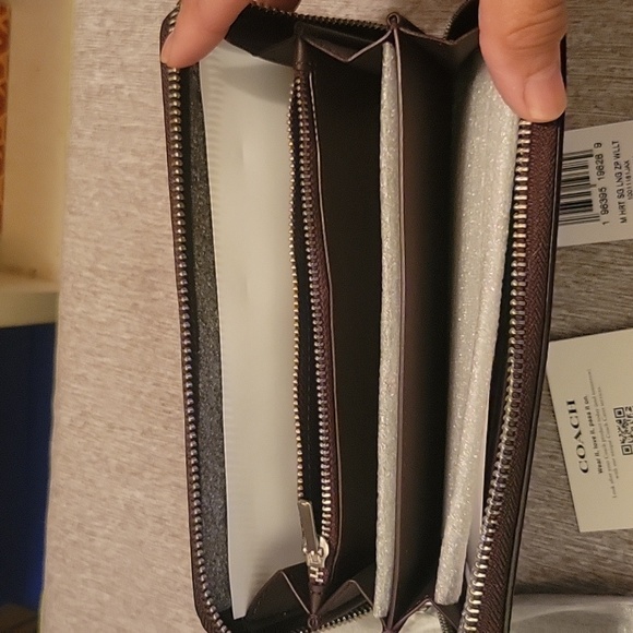 Coach - Picture 3 of 7